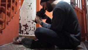 Поместите зеркало под то место, которое вам нужно снять